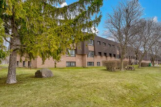 Briceland Apartments in Kingston, ON - Building Photo - Building Photo