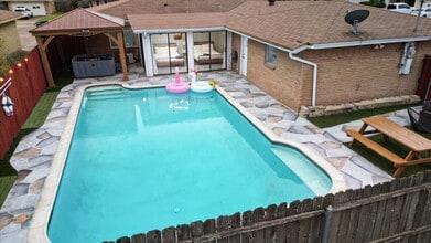 2117 Benjamin Rd, Unit SI ID1056385P in Irving, TX - Foto de edificio - Building Photo