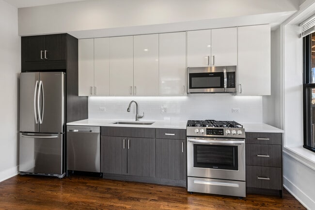 1472 W Summerdale Ave, Unit 1RE in Chicago, IL - Foto de edificio - Building Photo