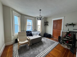 33 Magnus Ave, Unit #3 in Somerville, MA - Building Photo - Building Photo