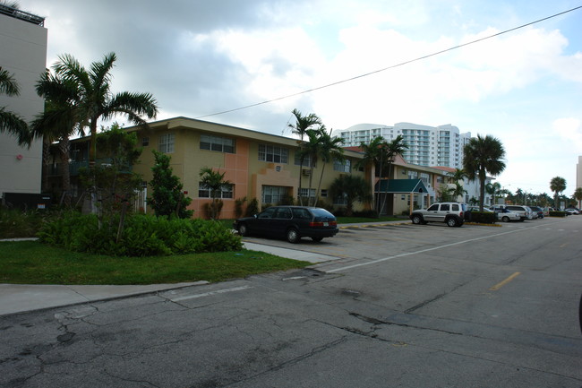 7925 West Dr in North Bay Village, FL - Foto de edificio - Building Photo