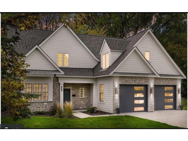 1032 Gardner St E in Wayzata, MN - Building Photo - Building Photo