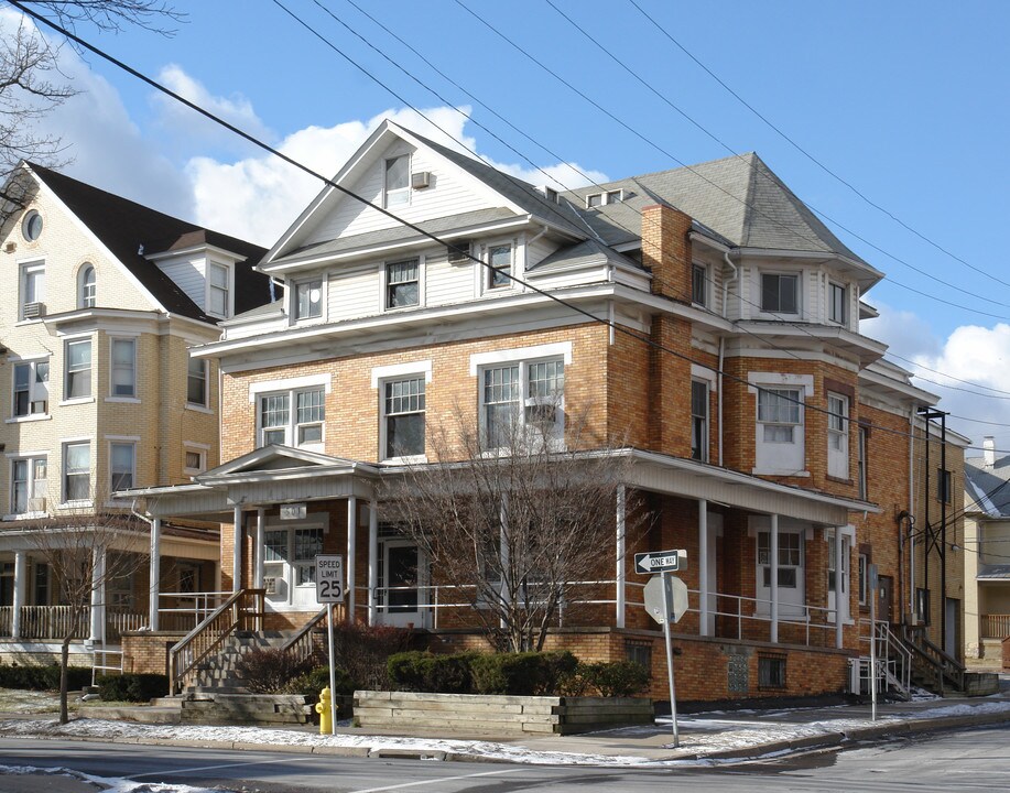 501 W College Ave in State College, PA - Foto de edificio