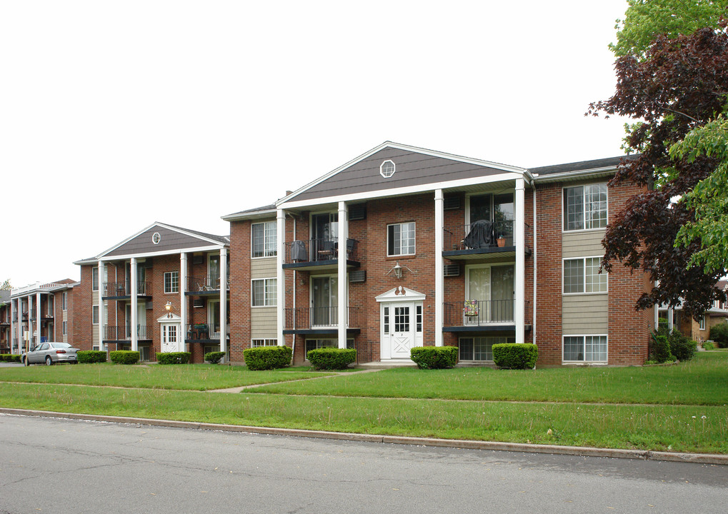 Colonial Village Apartments in Tonawanda, NY - Building Photo