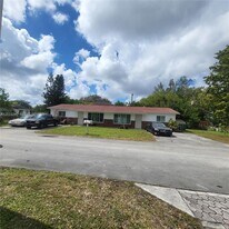 2000 SW 96th Ave in Miramar, FL - Building Photo