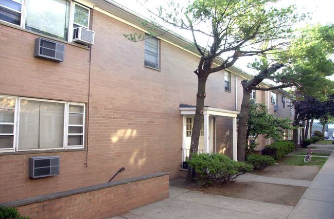 130 - 134 Stuyvesant Avenue in Lyndhurst, NJ - Building Photo - Building Photo