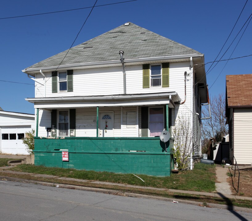 211 10th St in Fairmont, WV - Building Photo