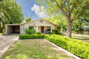 414 Mill St in San Marcos, TX - Building Photo