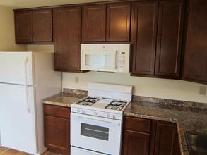 204 Falls Rd in Grafton, WI - Building Photo - Building Photo