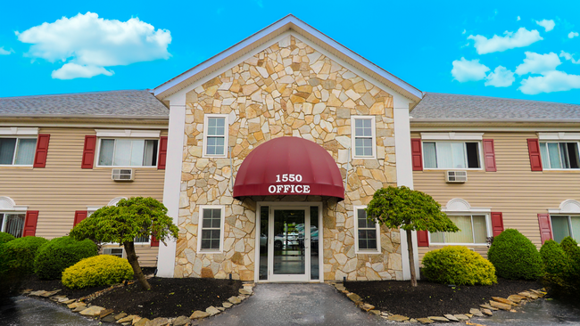 Weeping Cherry Village in Broadview Heights, OH - Foto de edificio - Building Photo