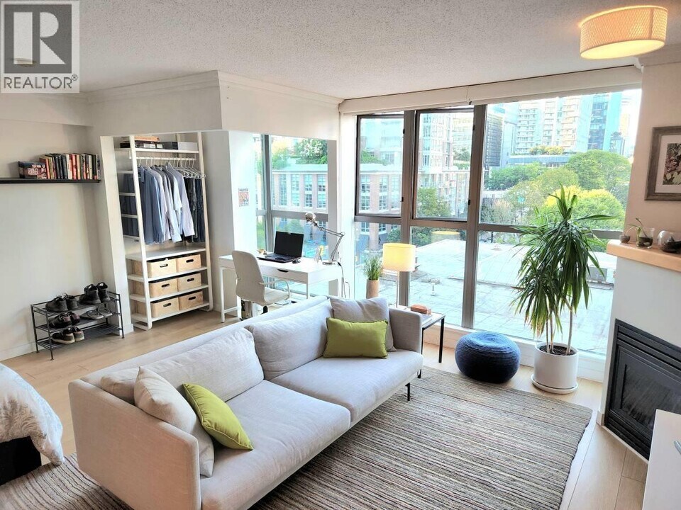 928 Richards St in Vancouver, BC - Building Photo