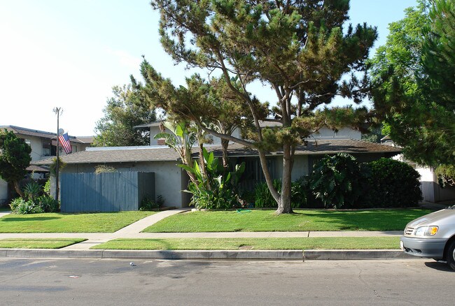 404 W Tularosa Ave in Orange, CA - Foto de edificio - Building Photo