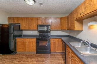 Oakwood Estates in Sioux Falls, SD - Building Photo - Interior Photo