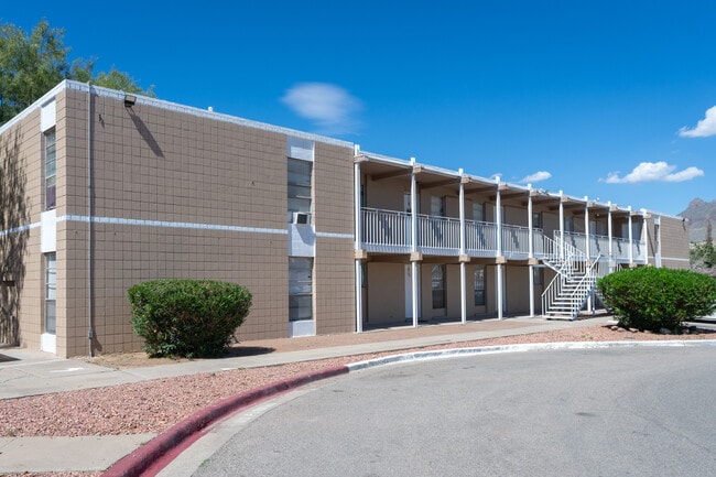 Carousel Plaza Apartments in El Paso, TX - Foto de edificio - Building Photo