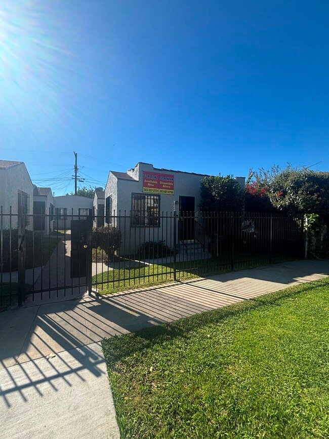 1024 1/2 W 65th St in Los Angeles, CA - Foto de edificio - Building Photo