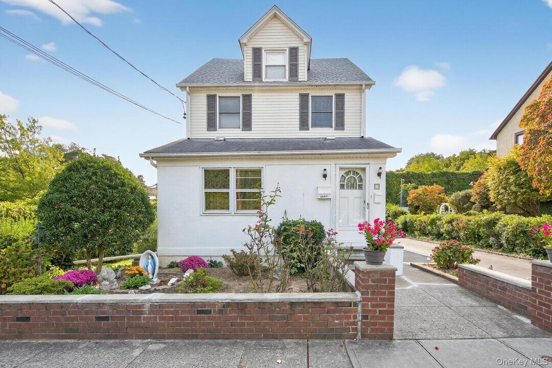 17 Park Ave in Oyster Bay, NY - Building Photo