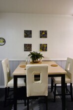 12423 Chandler Blvd in Los Angeles, CA - Building Photo - Building Photo