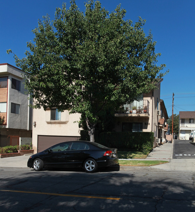 625 E Cypress Ave in Burbank, CA - Building Photo