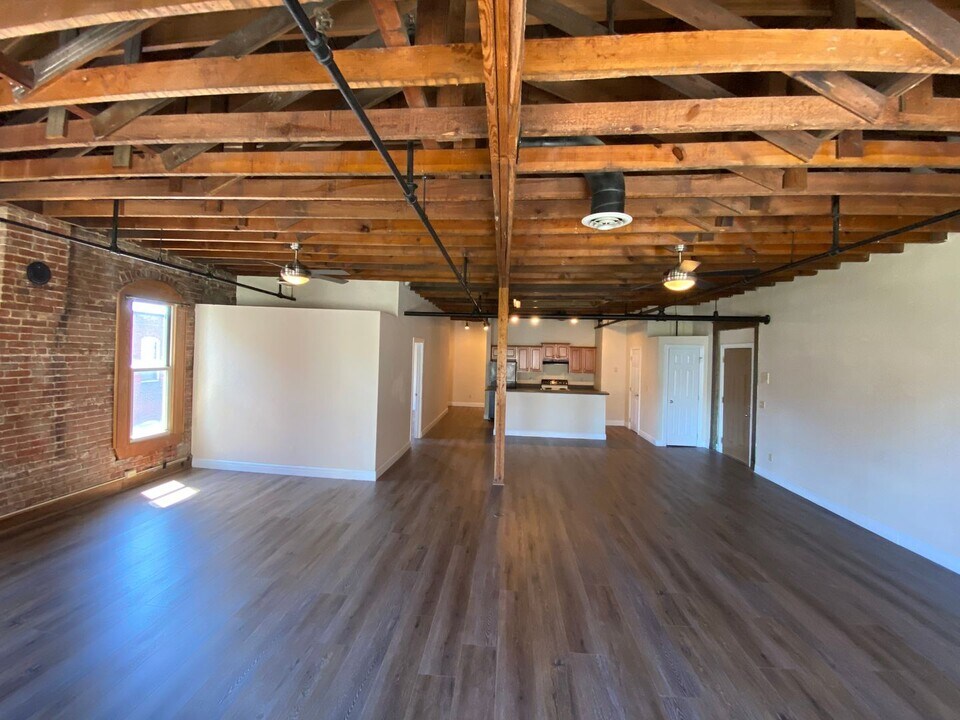 235 N Market Ave in Springfield, MO - Building Photo