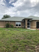 2805 NW 5th Pl in Cape Coral, FL - Building Photo