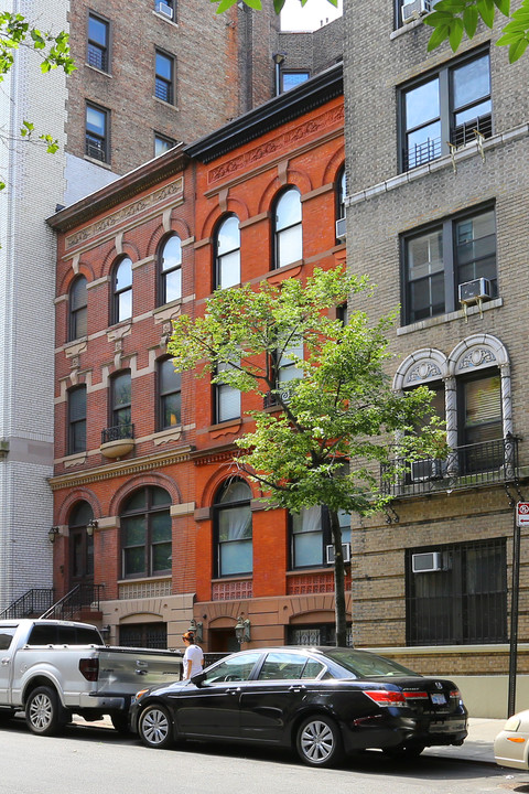 164 W 81st St in New York, NY - Building Photo