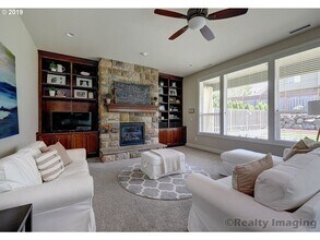 2570 NW 108th Terrace in Portland, OR - Building Photo - Building Photo