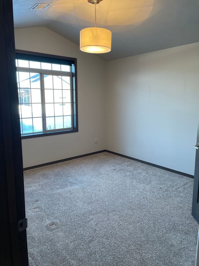 5703 S Plainside Pl in Sioux Falls, SD - Foto de edificio - Building Photo