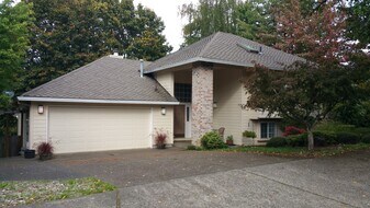19071 SW Chesapeake Dr in Tualatin, OR - Building Photo