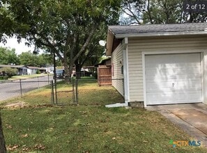 1321 Ave I in Shiner, TX - Building Photo - Building Photo