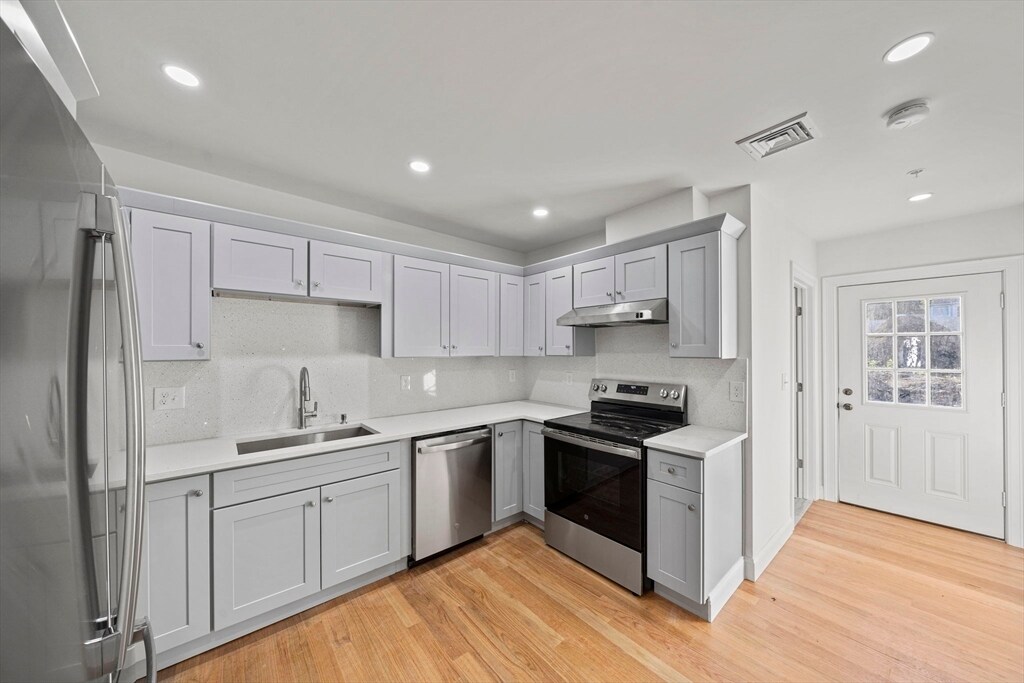 417 Commercial St in Weymouth, MA - Building Photo