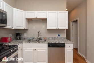2049 W Fullerton Ave in Chicago, IL - Building Photo - Building Photo