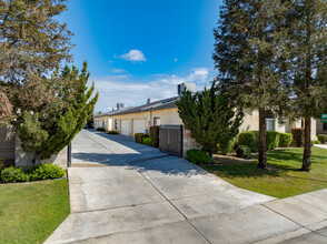 Old River Place in Bakersfield, CA - Foto de edificio - Building Photo