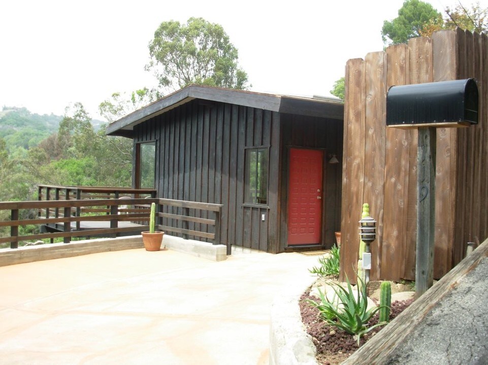 119 Muerdago Rd in Topanga, CA - Building Photo