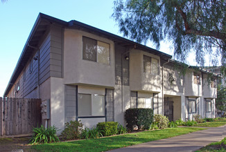 Waverly Court in Sacramento, CA - Building Photo - Building Photo