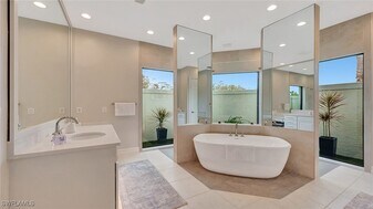 11238 5 Oaks Ln in Naples, FL - Building Photo