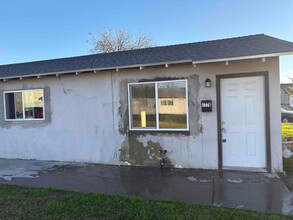 1776 Woodland Dr in Hanford, CA - Building Photo - Building Photo