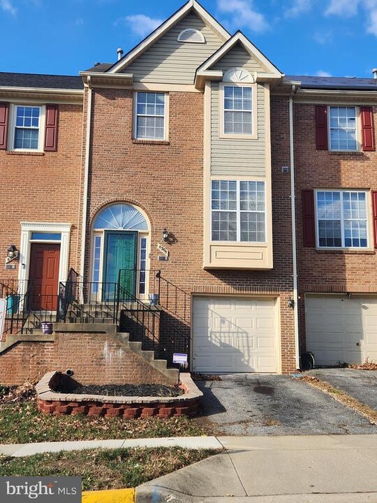 8308 Founders Woods Way in Fort Washington, MD - Building Photo