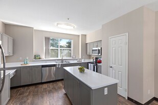 Highgrove in Everett, WA - Building Photo