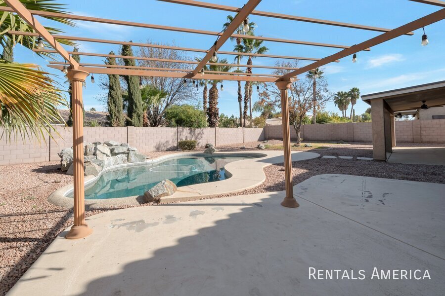 1084 E San Carlos Way in Chandler, AZ - Building Photo