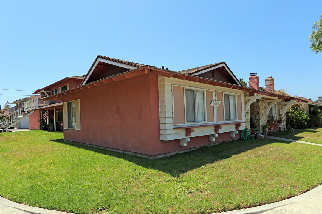 7672 Volga Dr in Huntington Beach, CA - Building Photo