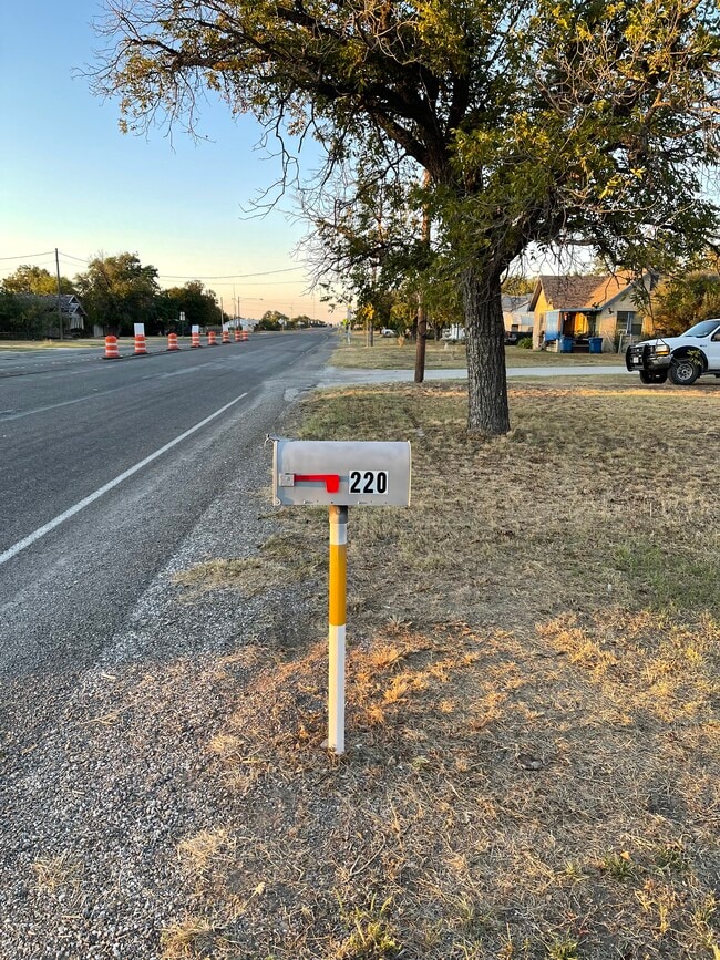 220 S Main St in Eden, TX - Building Photo - Building Photo