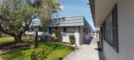 1811 Bedford Ln in Sun City Center, FL - Building Photo - Building Photo