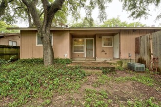 7105 Cannonleague Dr in Austin, TX - Foto de edificio - Building Photo