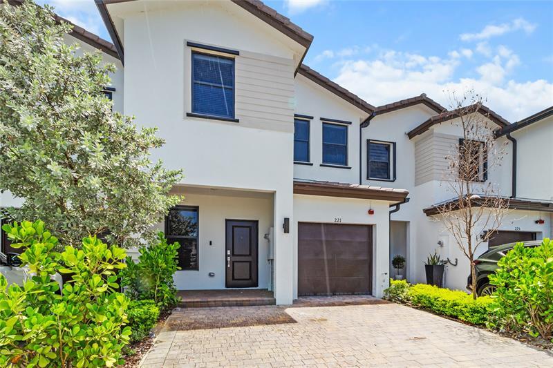 221 SW 159th Way in Pembroke Pines, FL - Building Photo