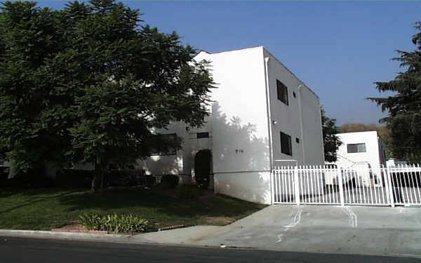 725 E Pine St in Altadena, CA - Building Photo