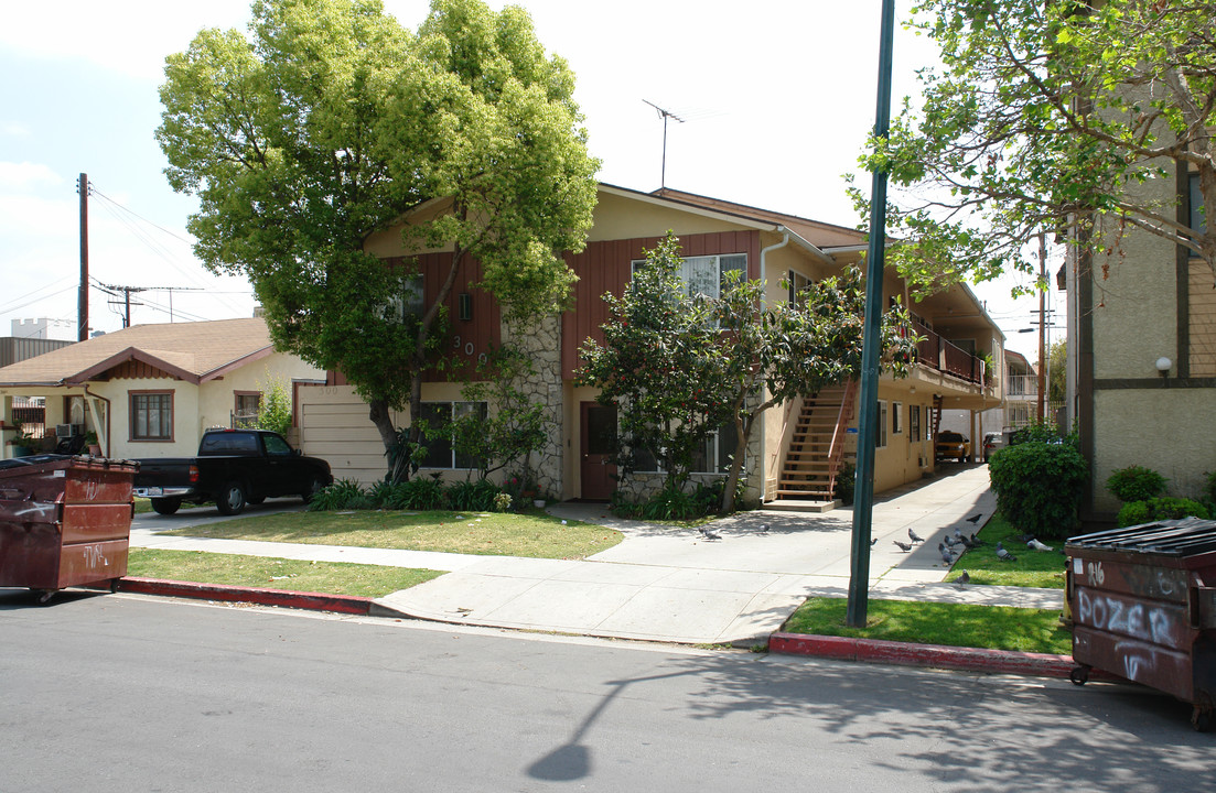 300 E Garfield Ave in Glendale, CA - Foto de edificio