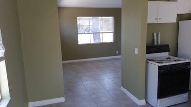 2325 Hassett Ave in Las Vegas, NV - Building Photo - Building Photo
