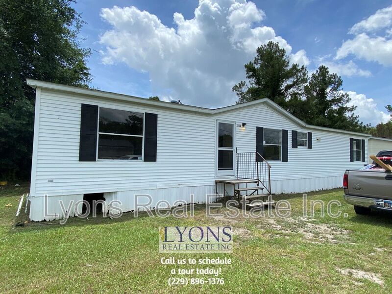 502 Crestview Dr in Sparks, GA - Building Photo