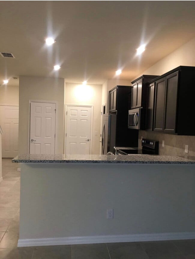 5331 Sylvester Loop in Tampa, FL - Foto de edificio - Building Photo