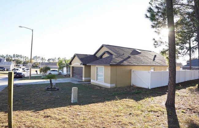 413 Woodlark Dr in Davenport, FL - Foto de edificio - Building Photo